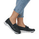 Schwarze remonte Damen Loafer R6711-00 mit einem Gummizug sowie Komfortweite G. Schuh am Fuß.