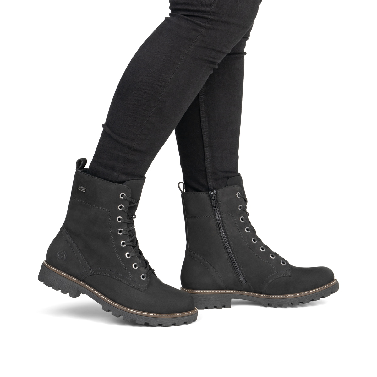 Schwarze remonte Damen Schnürstiefel D8489-02 mit wasserabweisender TEX-Membran. Schuh am Fuß.