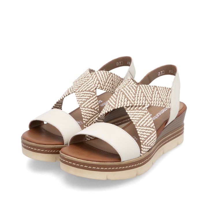 Beige remonte Keilsandaletten D2L54-60 mit Gummizug sowie weicher Innensohle. Schuhpaar seitlich schräg.