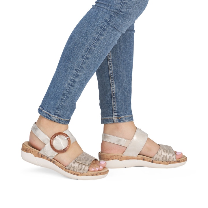 Goldene remonte Riemchensandalen R6853-94 mit trendiger Schnalle. Schuh am Fuß.