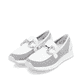 Weiße remonte Damen Loafer D2G02-80 mit einem Gummizug sowie der Komfortweite G. Schuhpaar seitlich schräg.