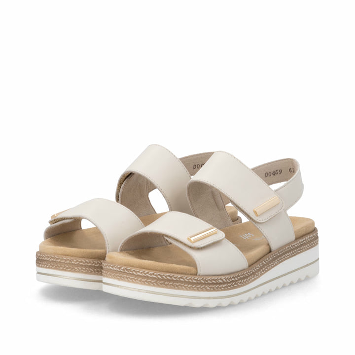 Beige remonte Keilsandaletten D0Q59-61 mit einem Klettverschluss. Schuhpaar seitlich schräg.