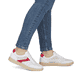 Weiße remonte Damen Sneaker D2C08-80 mit einer Schnürung sowie Komfortweite G. Schuh am Fuß.