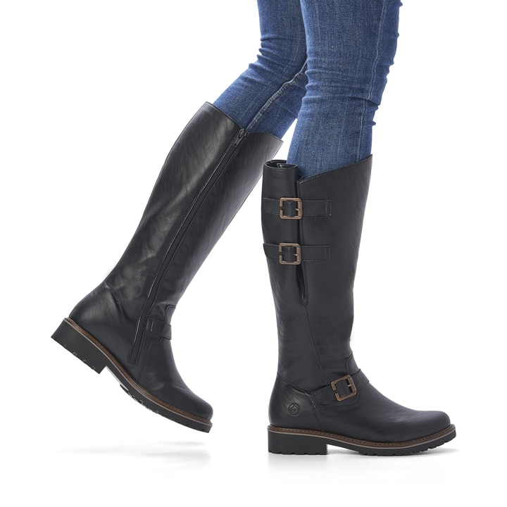 Schwarze remonte Hochschaftstiefel R6590-01 mit einem Reißverschluss. Schuh am Fuß.