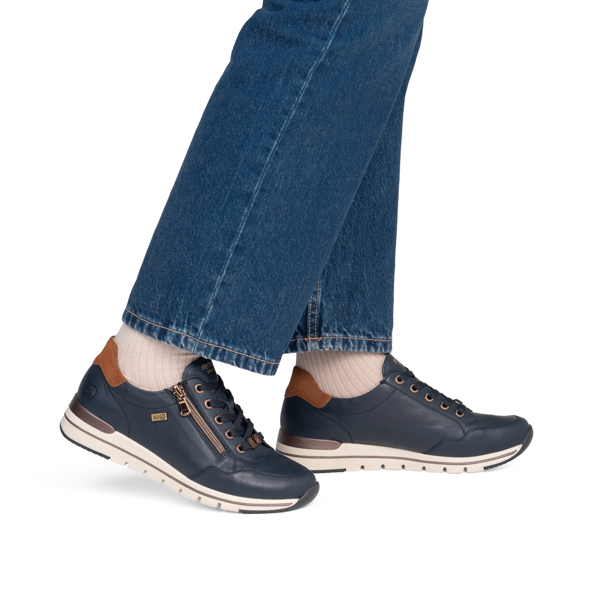 Dunkelblau-braune remonte Damen Sneaker R6716-14. Schuh am Fuß.