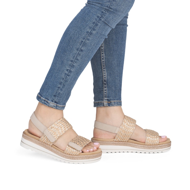 Metallische remonte Keilsandaletten D0Q63-90 mit einem Klettverschluss. Schuh am Fuß.