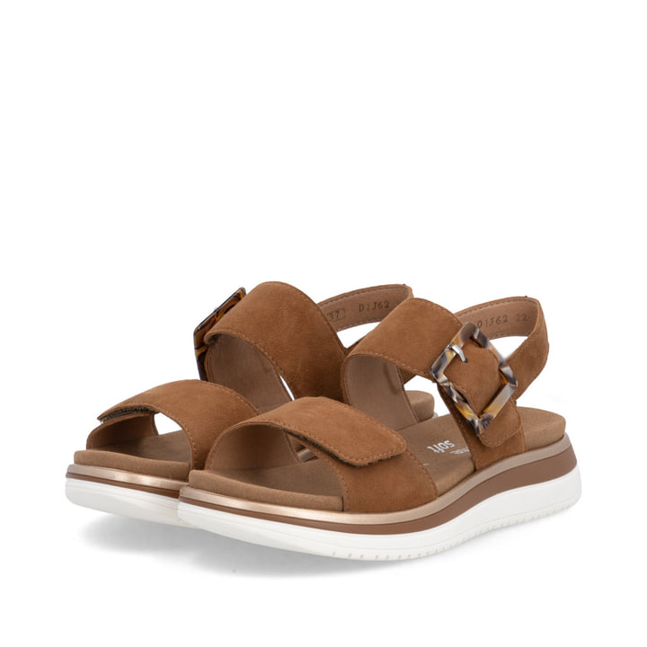 Sandales à lanières remonte marron femme D1J62-22 avec boucle tendance. Chaussures inclinées sur le côté.