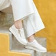 Weiße remonte Damen Sneaker Low D2E00-80 mit Reißverschluss sowie Komfortweite G. Schuh am Model.