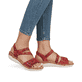 Mehrfarbige remonte Riemchensandalen R6860-90 mit einem Klettverschluss. Schuh am Fuß.