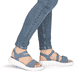 Blaue remonte Riemchensandalen D3L51-14 mit Klettverschluss sowie Extraweite H. Schuh am Fuß.