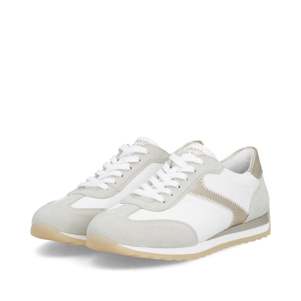 Weiße remonte Damen Sneaker D3H03-80 mit einer Schnürung sowie der Extraweite H. Schuhpaar seitlich schräg.