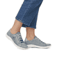 Blaue remonte Damen Schnürschuhe D1E02-14 mit einem Reißverschluss. Schuh am Fuß.