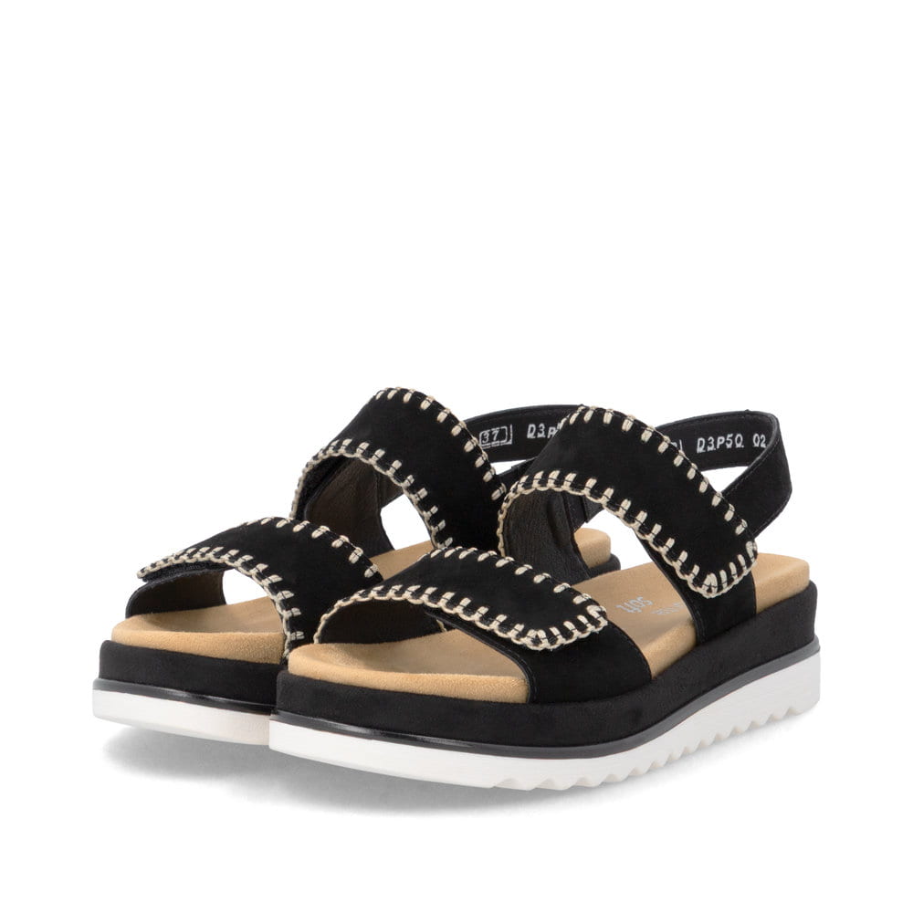 Schwarze remonte Riemchensandalen D3P50-02 mit handgestickten Nähten. Schuhpaar seitlich schräg.