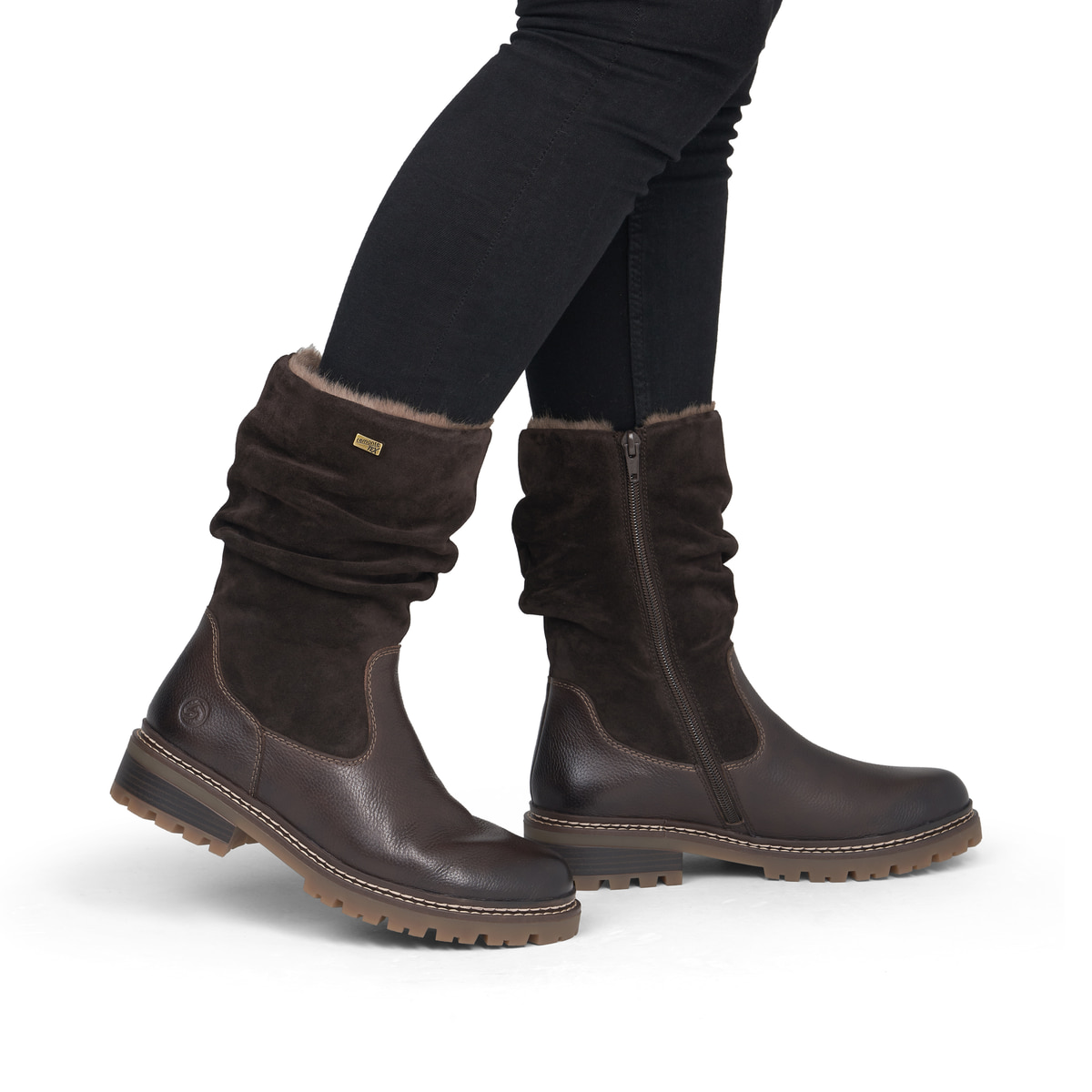Dunkelbraune remonte Hochschaftstiefel D0B80-25. Schuh am Fuß.