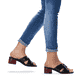 Schwarze remonte Damen Pantoletten R8759-01 mit Gummizug sowie leichter Sohle. Schuh am Fuß.