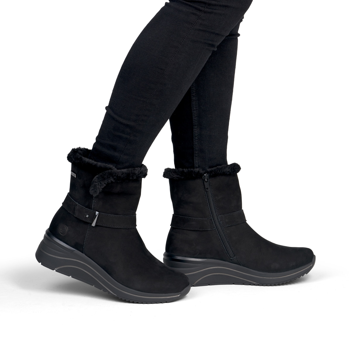 Schwarze remonte Damen Kurzstiefel D0T82-02 mit wasserabweisender TEX-Membran. Schuh am Fuß.