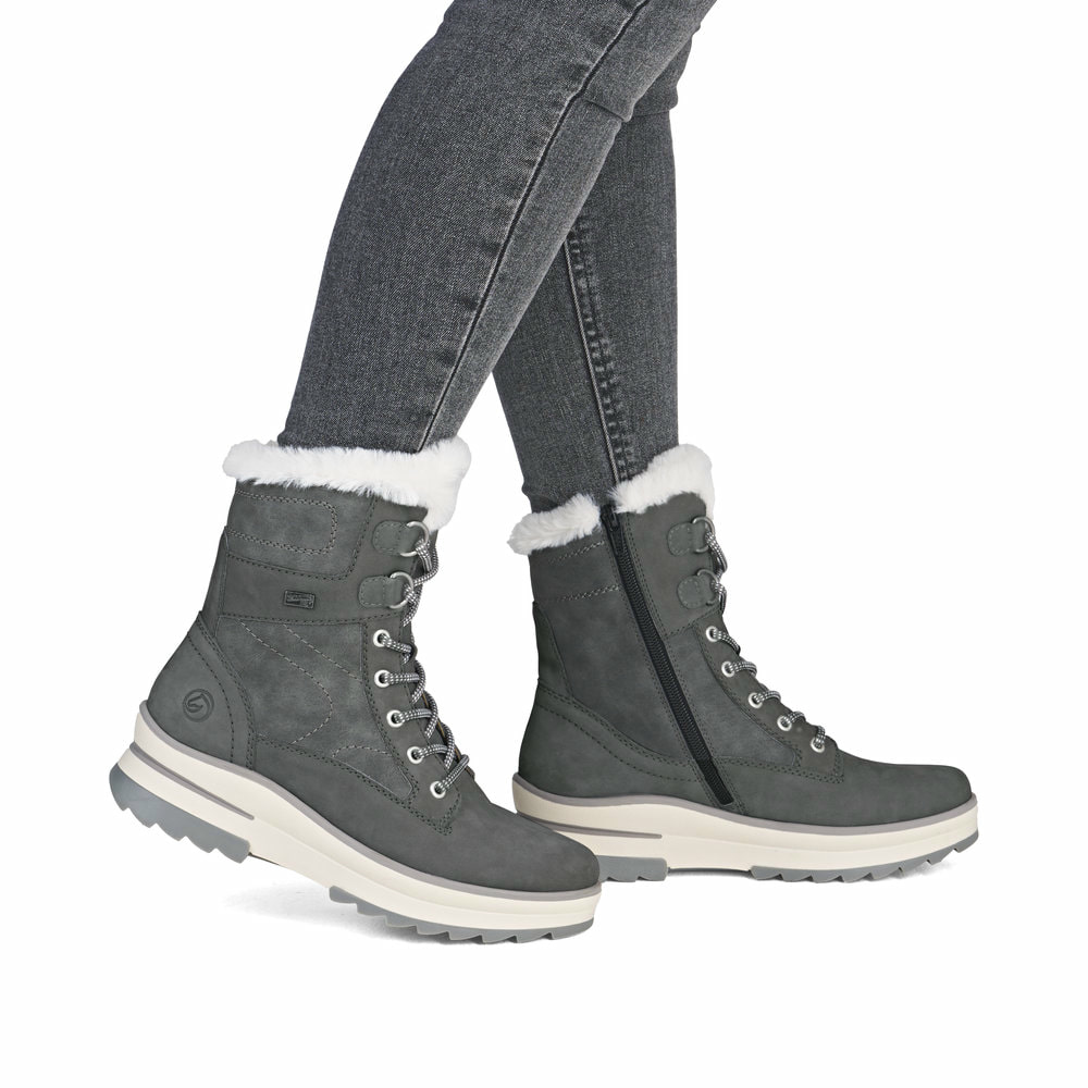 Graubeige remonte Damen Schnürstiefel D2B73-45 mit griffiger Glass-Fibre Sohle. Schuh am Fuß.