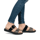Schwarze remonte Damen Pantoletten D2N51-03 mit einem Klettverschluss. Schuh am Fuß.