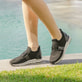 Schwarze remonte Damen Slipper R6713-00 mit einem Gummizug sowie Komfortweite G. Schuh am Model.