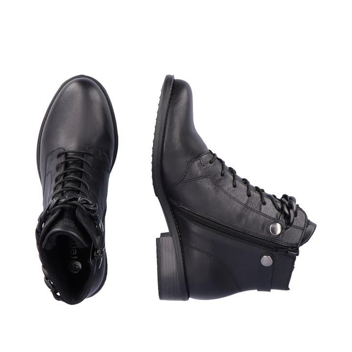 Glanzschwarze remonte Damen Biker Boots D0F74-01 mit Schnürung und Reißverschluss. Schuhpaar von oben.