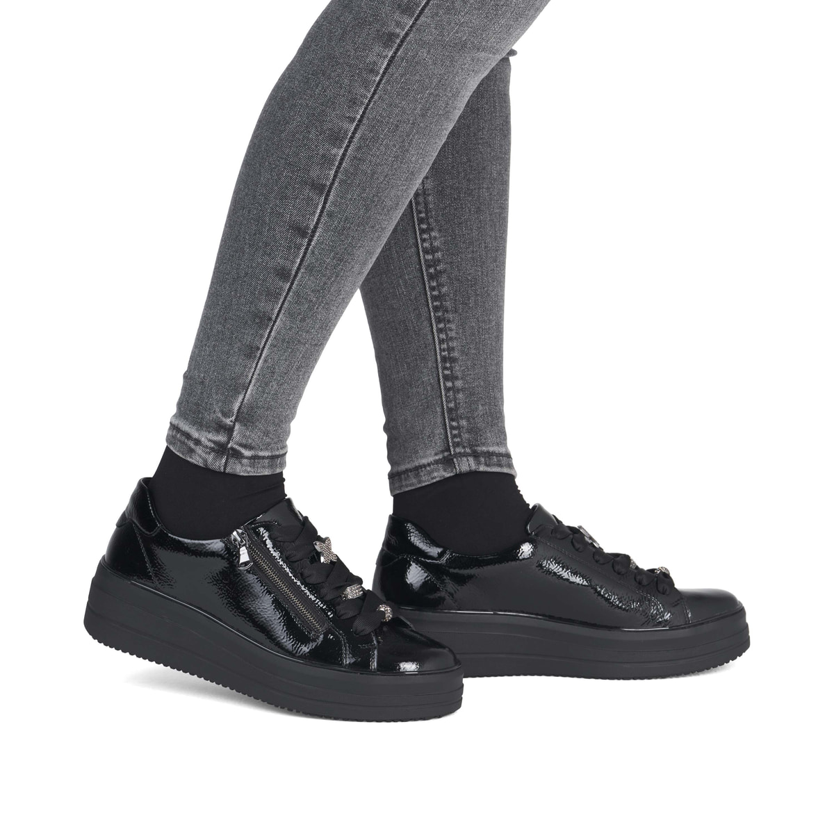 Baskets basses remonte noires pour femme D1C09-00 avec fermeture éclair. Chaussure au pied.