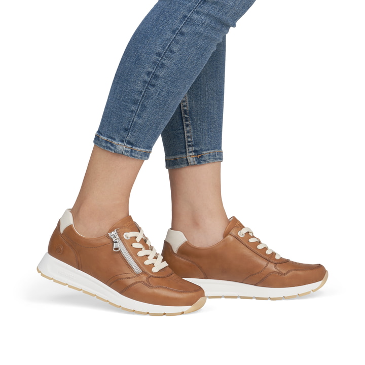 Braune remonte Damen Sneaker Low D2G01-20 mit einem Reißverschluss. Schuh am Fuß.