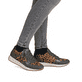 Braunschwarze remonte Damen Sneaker D0H16-90 mit Leo-Print sowie Reißverschluss. Schuh am Fuß.