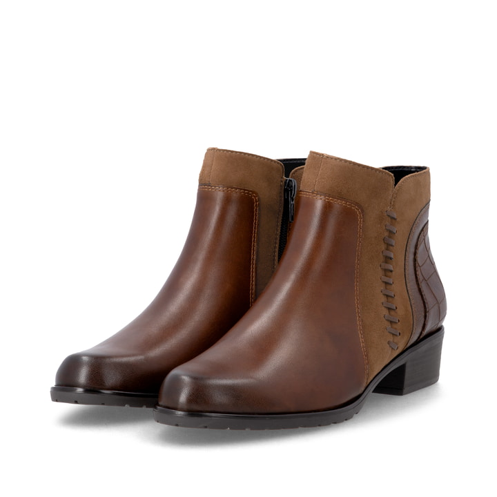 Braune remonte Damen Stiefeletten D6893-22 mit einem Reißverschluss. Schuhpaar seitlich schräg.