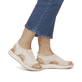 Puderrosane remonte Damen Riemchensandalen D1J52-31 mit einem Elastikeinsatz. Schuh am Fuß.