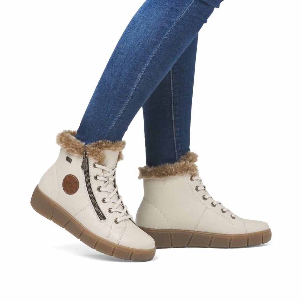 Beige remonte Damen Schnürstiefel D1T72-60 mit wasserabweisender TEX-Membran. Schuh am Fuß.