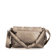 Shoppe jetzt die remonte Handtasche Q0716-90 in Metallicbeige mit gestepptem Überschlag mit Schnappverschluss, Handyfach und zwei abnehmbaren Riemen. Rückseite.