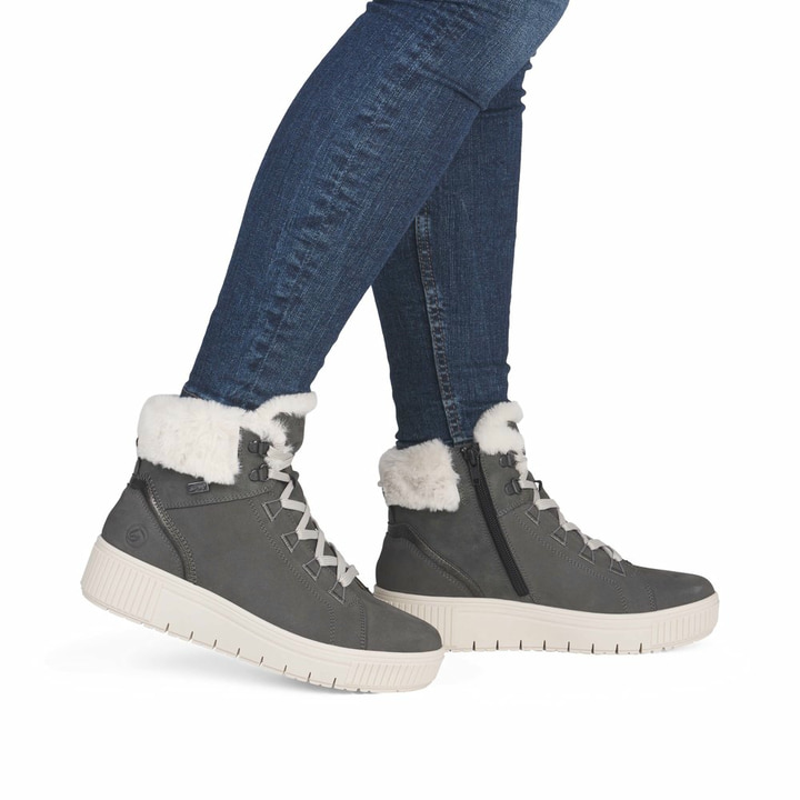 Graue remonte Damen Kurzstiefel D3B72-45 mit wasserabweisender TEX-Membran. Schuh am Fuß.
