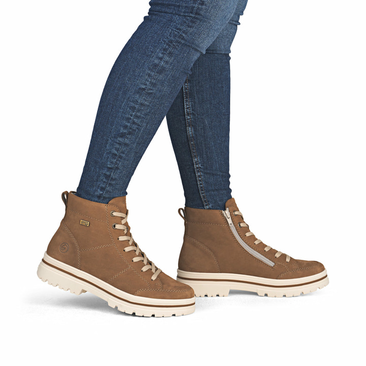 Braune remonte Damen Schnürstiefel D2U71-22 mit wasserabweisender TEX-Membran. Schuh am Fuß.