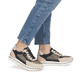 Schwarze vegane remonte Damen Sneaker Low D1329-03 mit einem Reißverschluss. Schuh am Fuß.