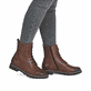 Braune remonte Damen Schnürstiefel D2Q71-22 mit einem Reißverschluss. Schuh am Fuß.