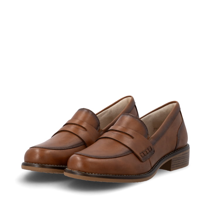Braune remonte Damen Loafer D0F05-24 mit einem Gummizug. Schuhpaar seitlich schräg.