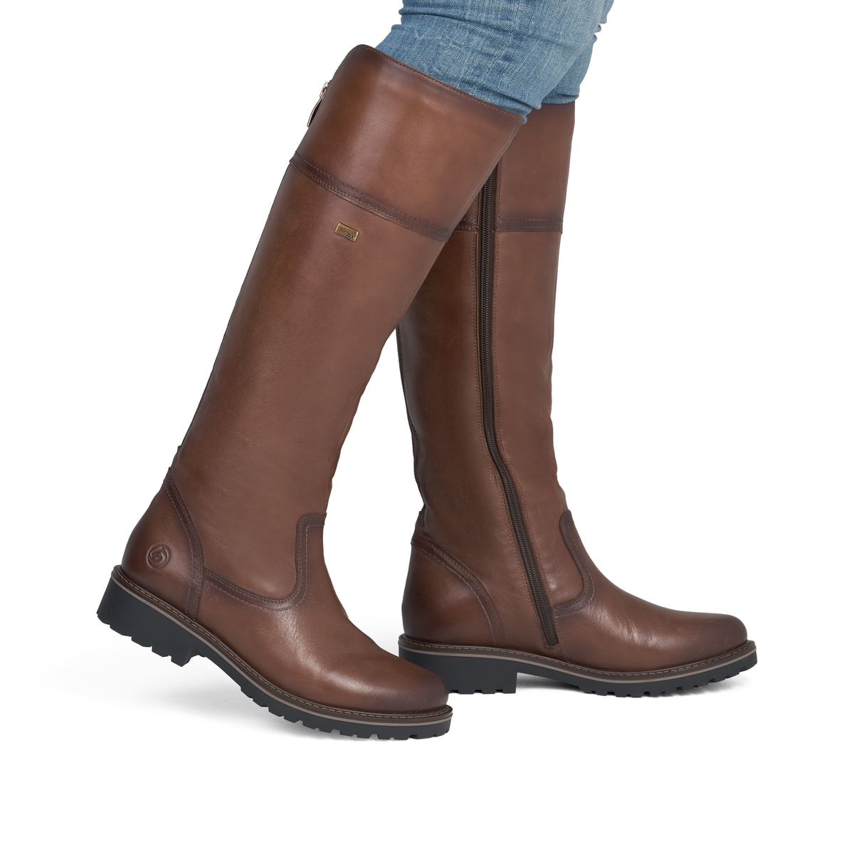 Braune remonte Hochschaftstiefel R6581-24 mit wasserabweisender TEX-Membran. Schuh am Fuß.
