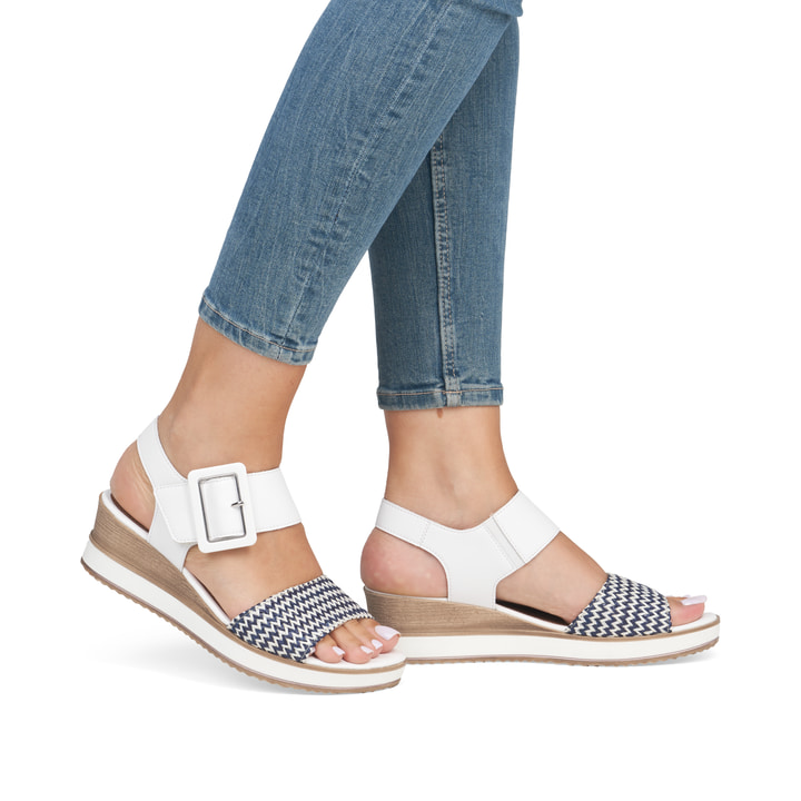 Weiße remonte Keilsandaletten D6453-80 mit einem Klettverschluss. Schuh am Fuß.