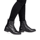 Schwarze remonte Damen Stiefeletten D0F82-00 mit einem Reißverschluss. Schuh am Fuß.