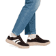 Dunkelbraune remonte Damen Sneaker D3E00-25 mit lightsole+ sowie einer Schnürung. Schuh am Fuß.