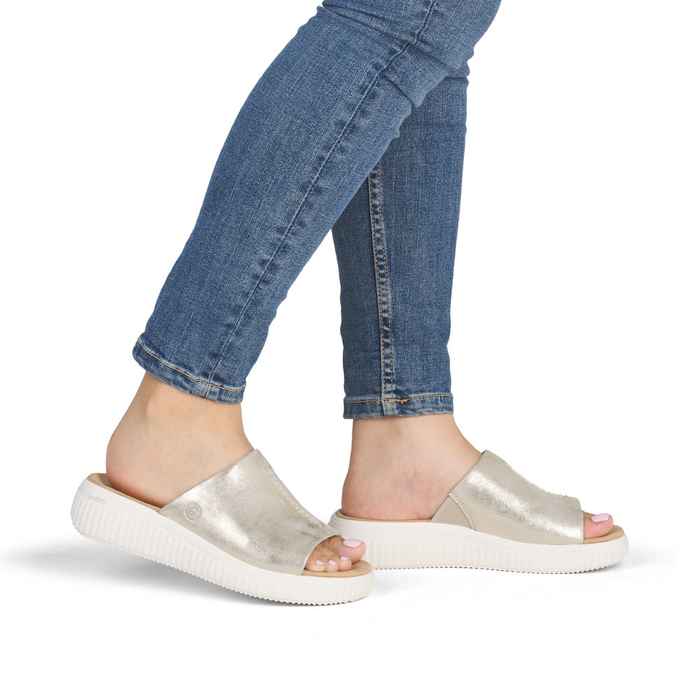 Mules remonte dorées pour femme D3L53-90 avec finition métallisée. Chaussure au pied.