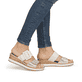 Beige remonte Damen Pantoletten D6463-60 mit einem Klettverschluss. Schuh am Fuß.