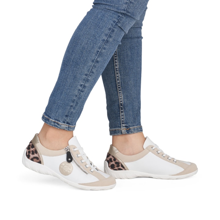 Chaussures à lacets remonte blanches vegan pour femme R3408-83. Chaussure au pied.