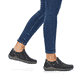 
Graphitschwarze remonte Damen Slipper R1428-03 mit einer dämpfenden Profilsohle. Schuh am Fuß