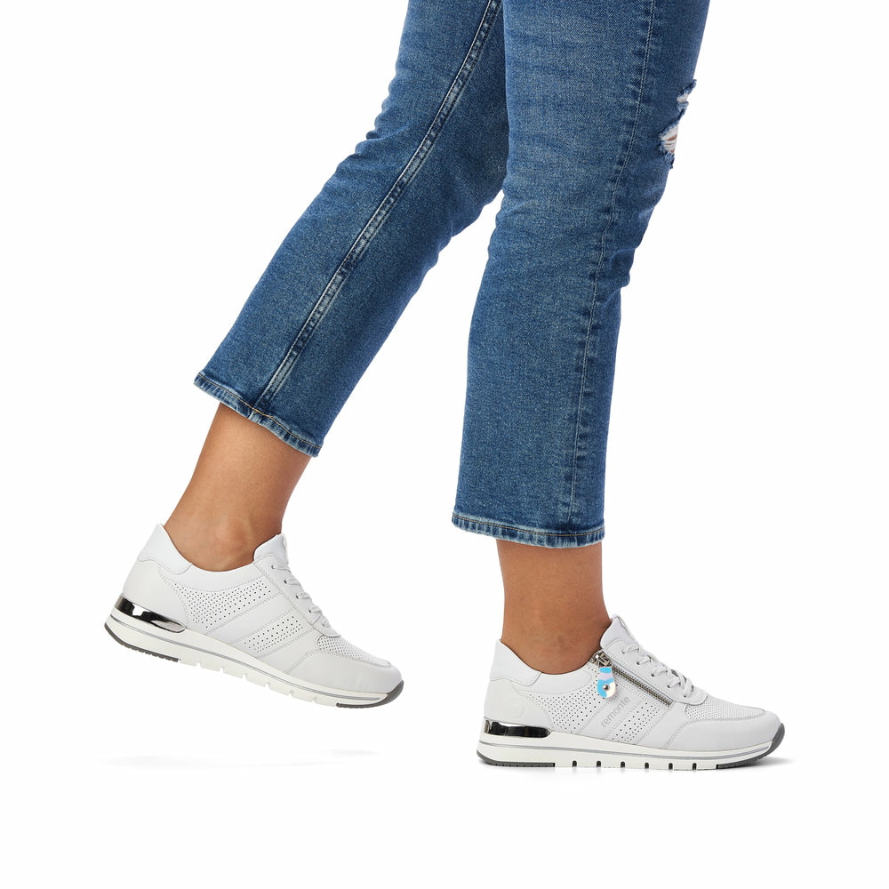 Weiße remonte Damen Sneaker Low R6705-80 mit Reißverschluss sowie Komfortweite G. Schuh am Fuß.