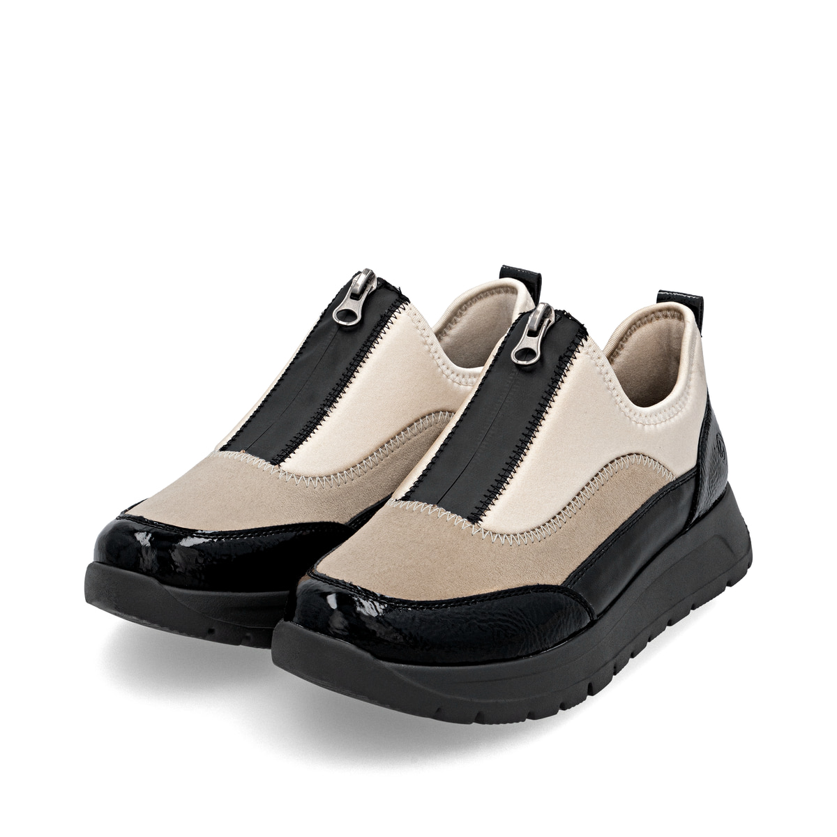 Beige remonte Damen Slipper D2V01-60 mit einem Reißverschluss sowie Extraweite H. Schuhpaar seitlich schräg.