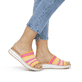 Gelbe remonte Damen Pantoletten D1J54-68 mit Gummizug sowie weicher Einlegesohle. Schuh am Fuß.