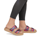 Mehrfarbige vegane remonte Damen Pantoletten D2N52-90 mit einem Gummizug. Schuh am Fuß.