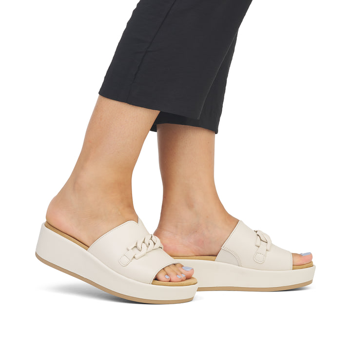 Vanillebeige remonte Damen Pantoletten D1N51-80 mit modischer Kette. Schuh am Fuß.