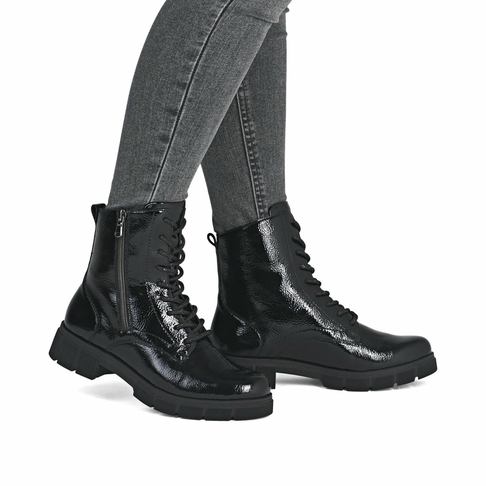 Schwarze remonte Damen Schnürstiefel D2S72-02 mit einem Reißverschluss. Schuh am Fuß.